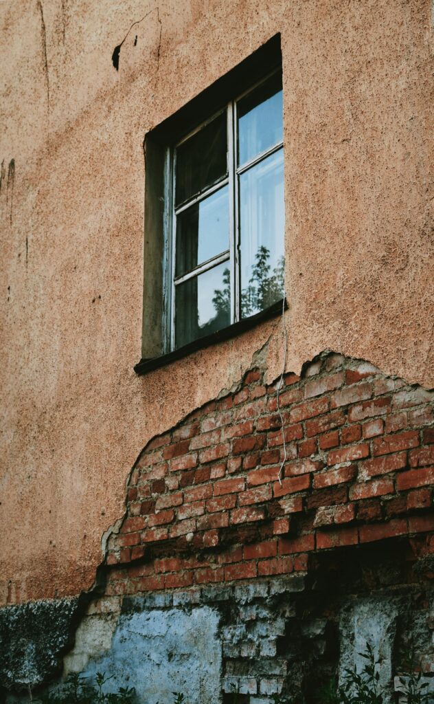 Gebäudehülle mit sichtbaren Rissen an der Fassade – Ausgangspunkt für die Planung